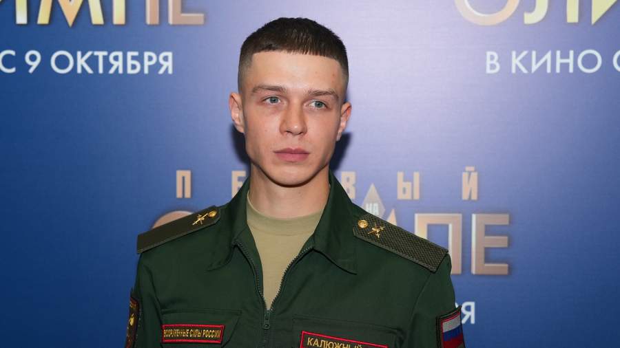 sluzhu-krasivo-akter-gleb-kalyuzhnyj-ushel-iz-voinskoj-chasti-na-krasnuyu-dorozhku-1