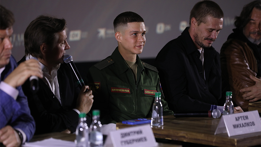 sluzhu-krasivo-akter-gleb-kalyuzhnyj-ushel-iz-voinskoj-chasti-na-krasnuyu-dorozhku-2