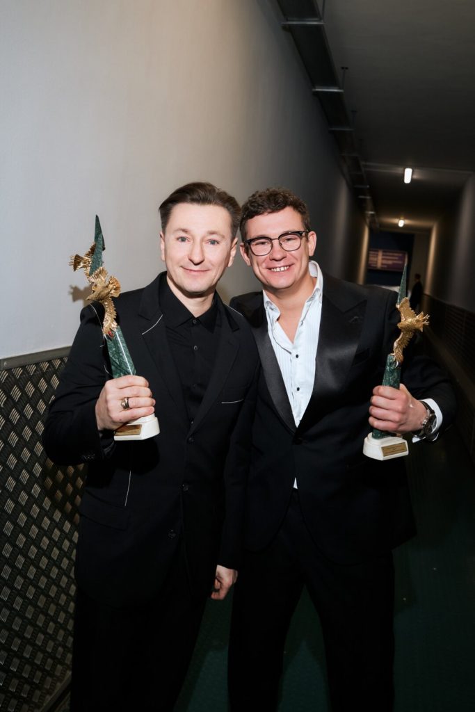 Сергей Безруков, Никита Кологривый, с наградами за «Лучшую мужскую роль» в военной драме «Август»