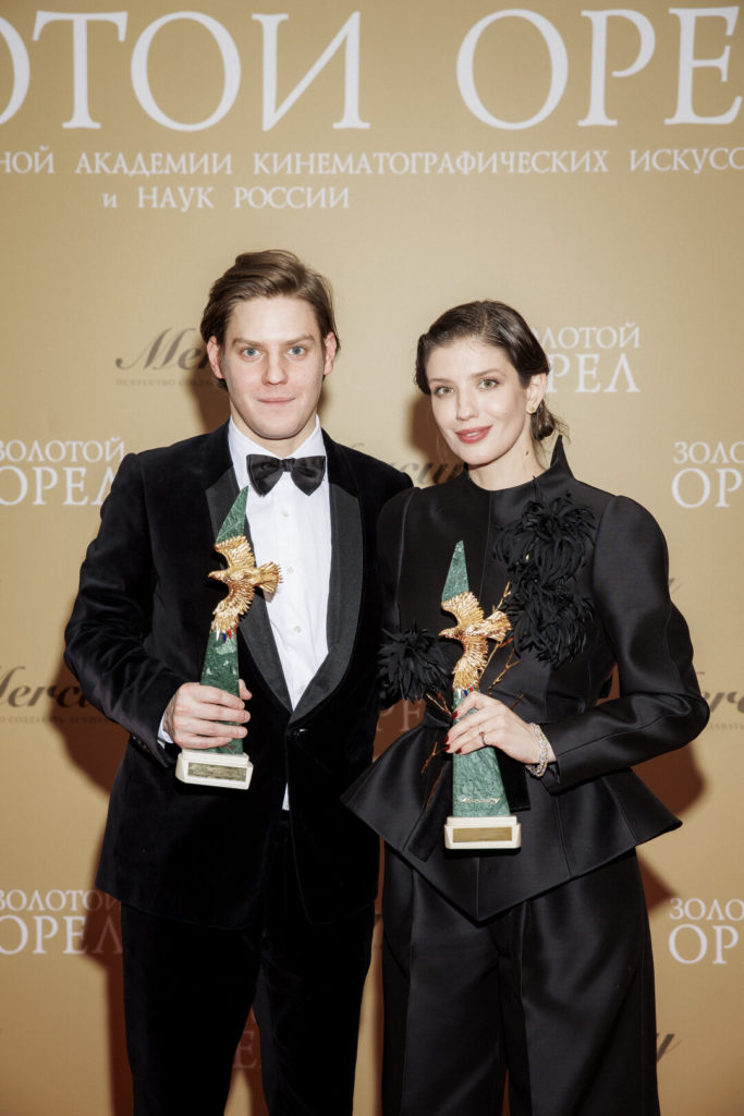 Павел Табаков со статуэткой в номинации «Лучшая мужская роль» в фильме «Август» и Анна Чиповская с «Лучшей женской ролью второго плана» в фильме «Пророк. История Александра Пушкина»