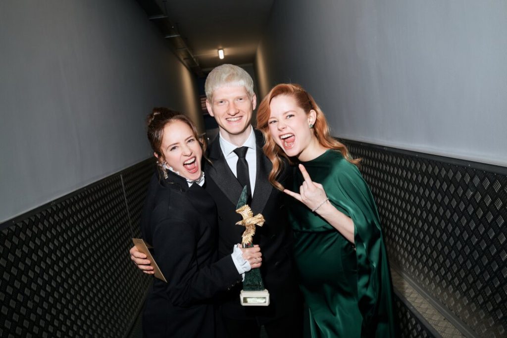 Ольга Лерман с наградой за лучшую женскую роль (в сериале «Плевако»), Святослав Рогожан и Мила Ершова