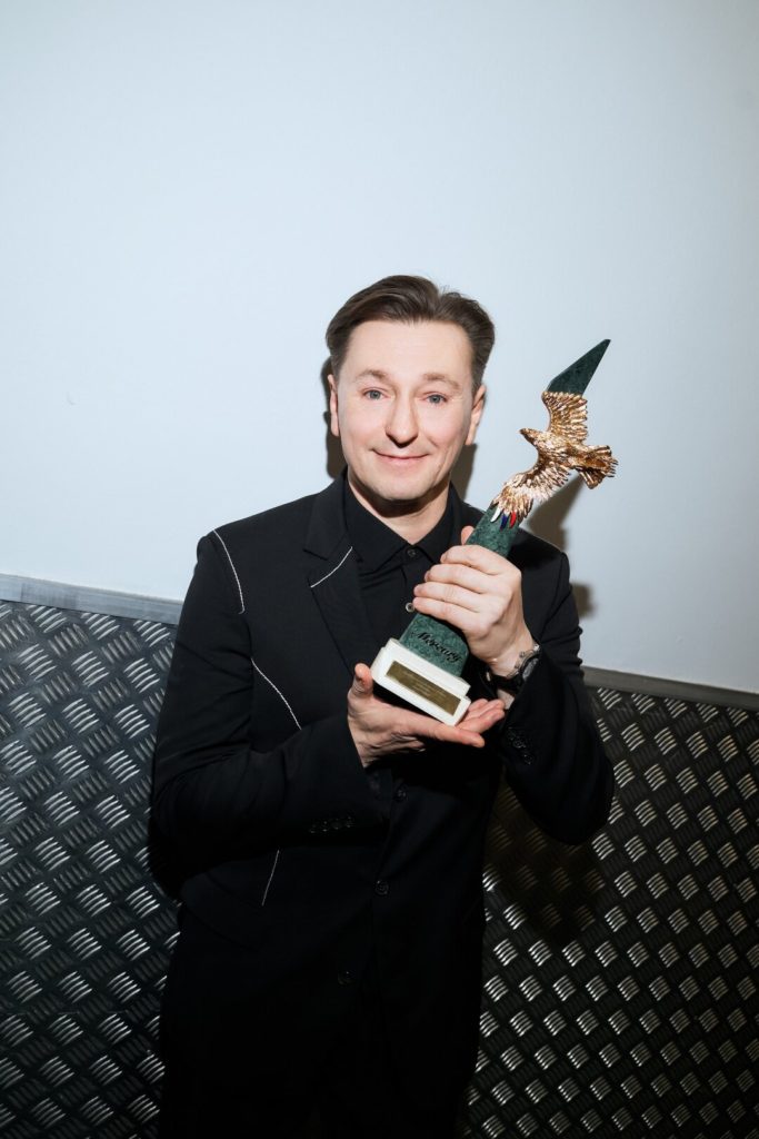 Сергей Безруков, с премией за лучшую мужскую роль в военной драме «Август» и сериале «Плевако»