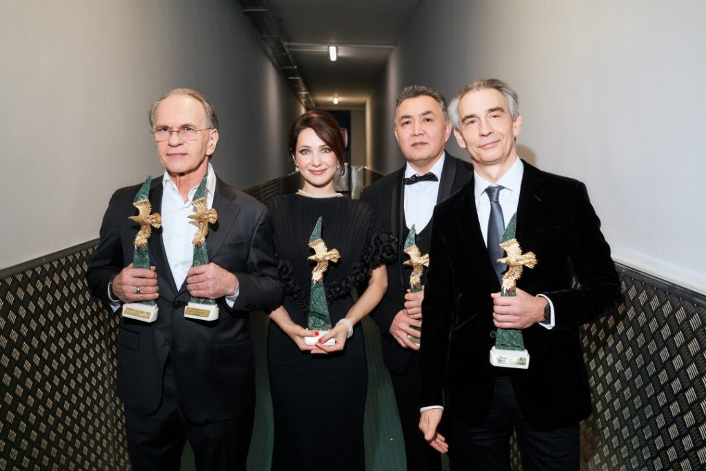 Алексей Гуськов, Екатерина Климова, Нурбек Эген и Антон Златопольский с наградами за лучший телесериал «Атом»