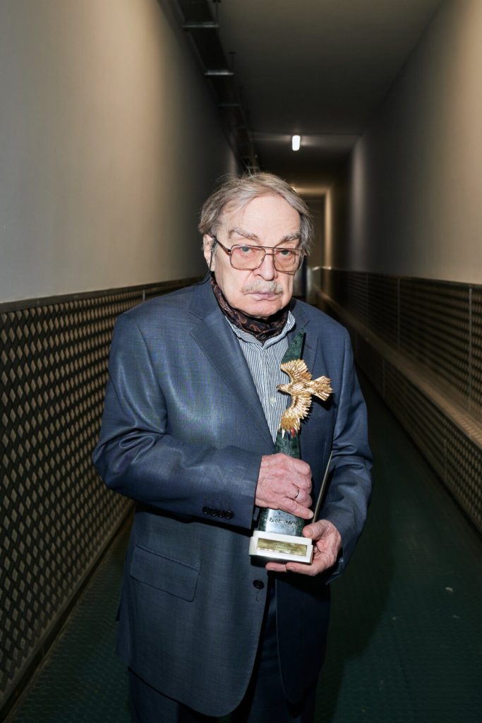 Александр Адабашьян со статуэткой «За вклад в кинематограф»