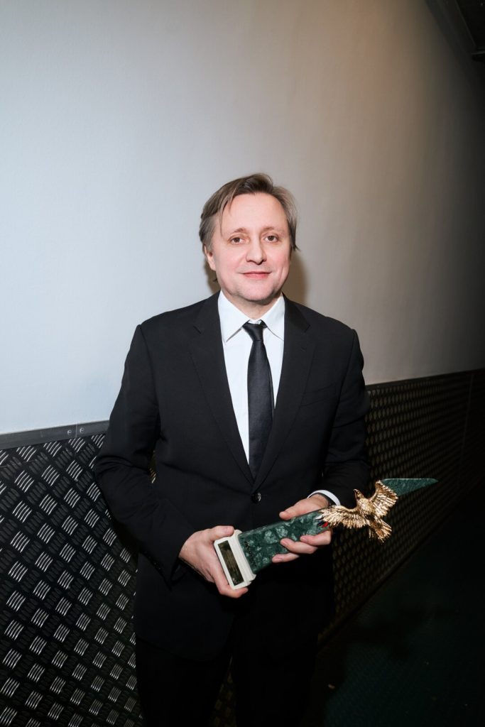 Артём Михалков получил награду «Лучшая женская роль в кино» за Елену Лядову («Первый на Олимпе»)